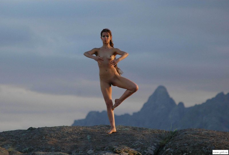 Медитация голышом девушки