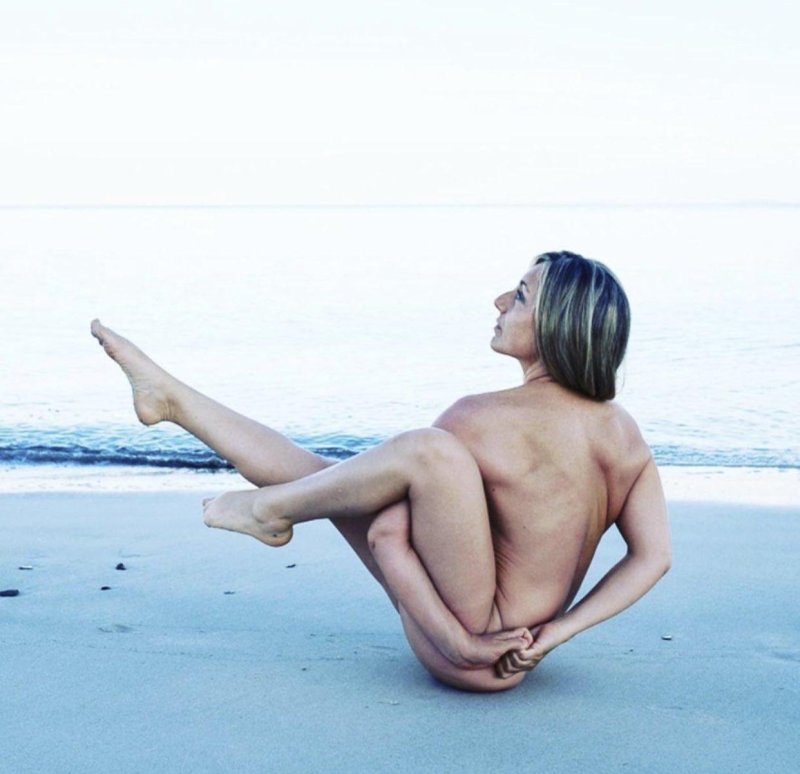 Занятие йогой в голом виде