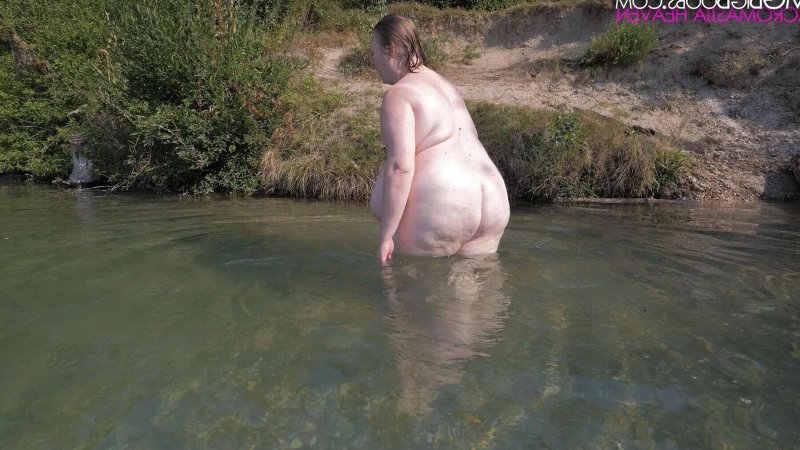 Голые толстые женщины на речке