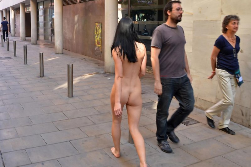 Обнажение в публичных местах