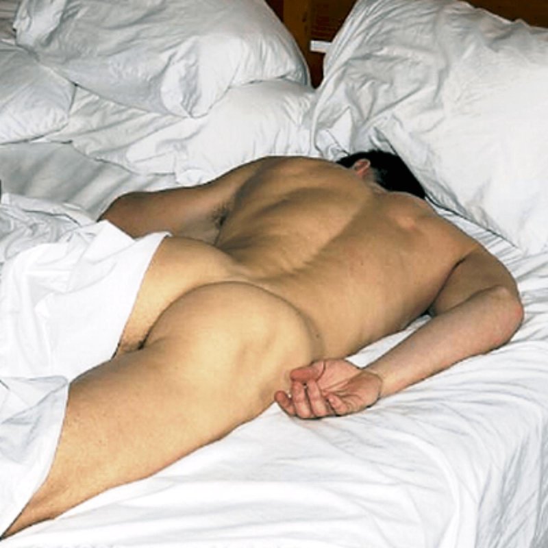 Спящие мужчины