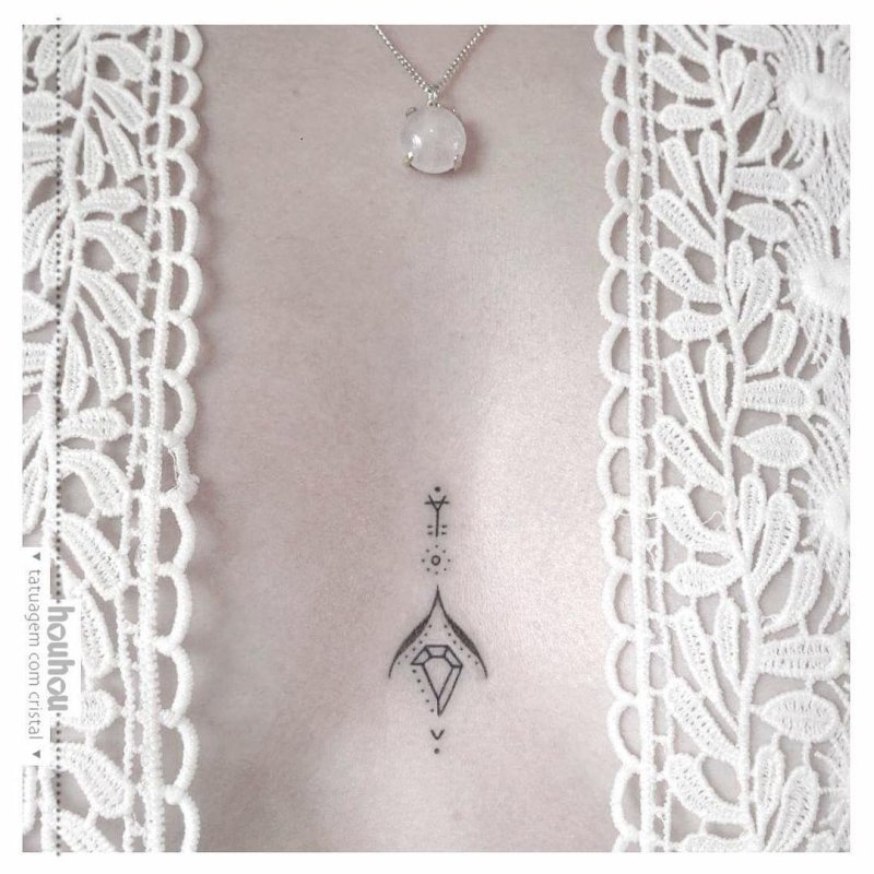 Татуировка между грудиной для девушек