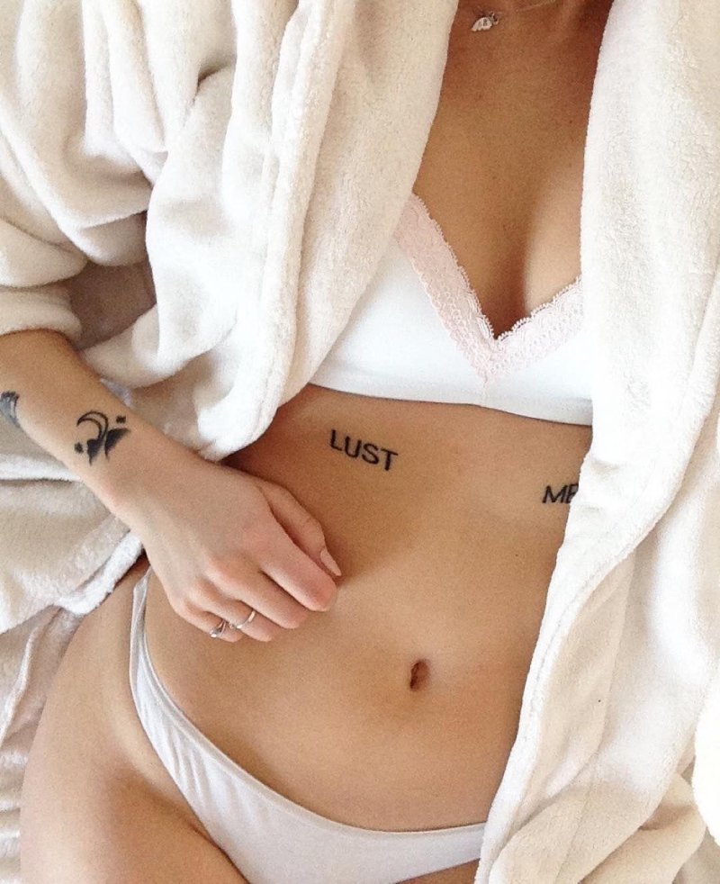 Тату под грудью девушки