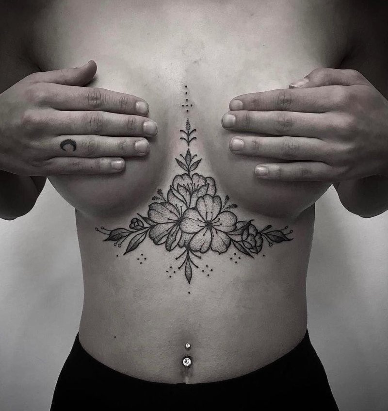 Татуировка под грудью женская