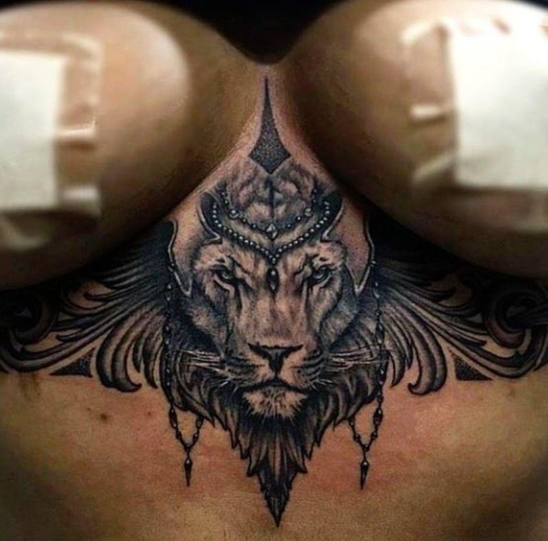 Тату лев на груди