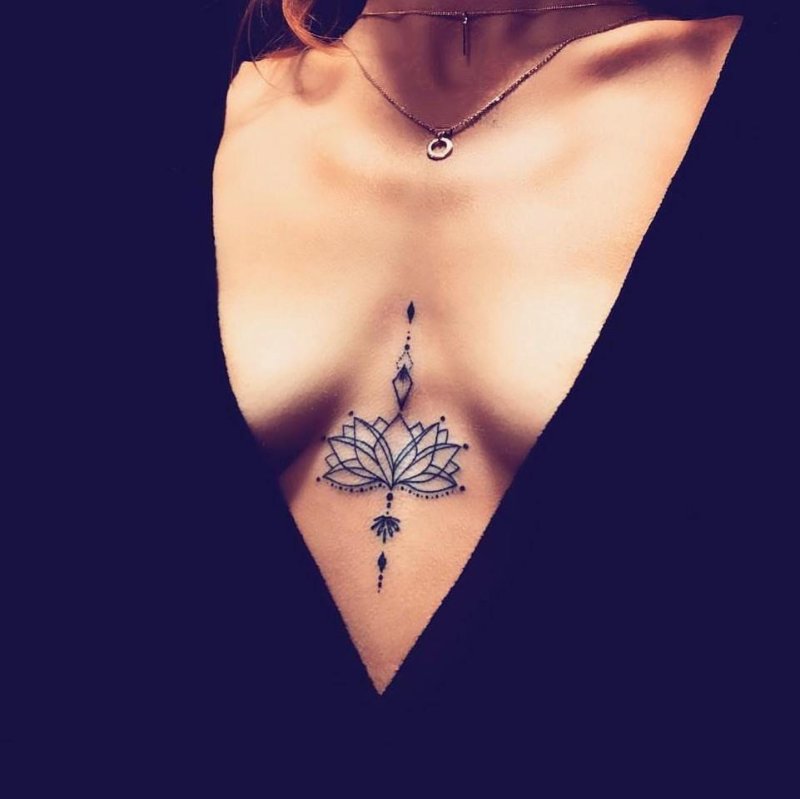 Тату лотос между грудиной