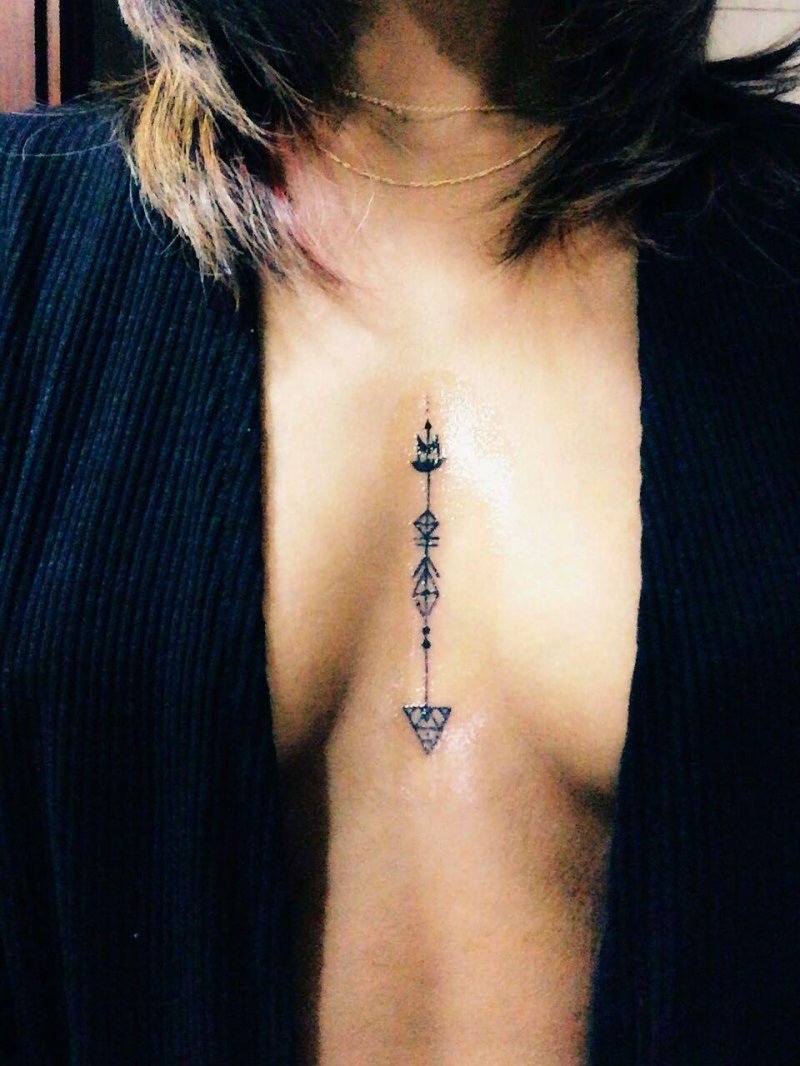 Тату между грудей у девушек