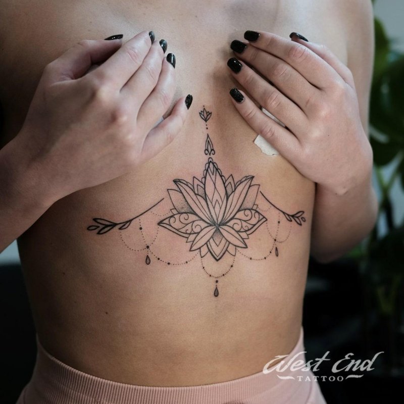 Тату под грудью женские