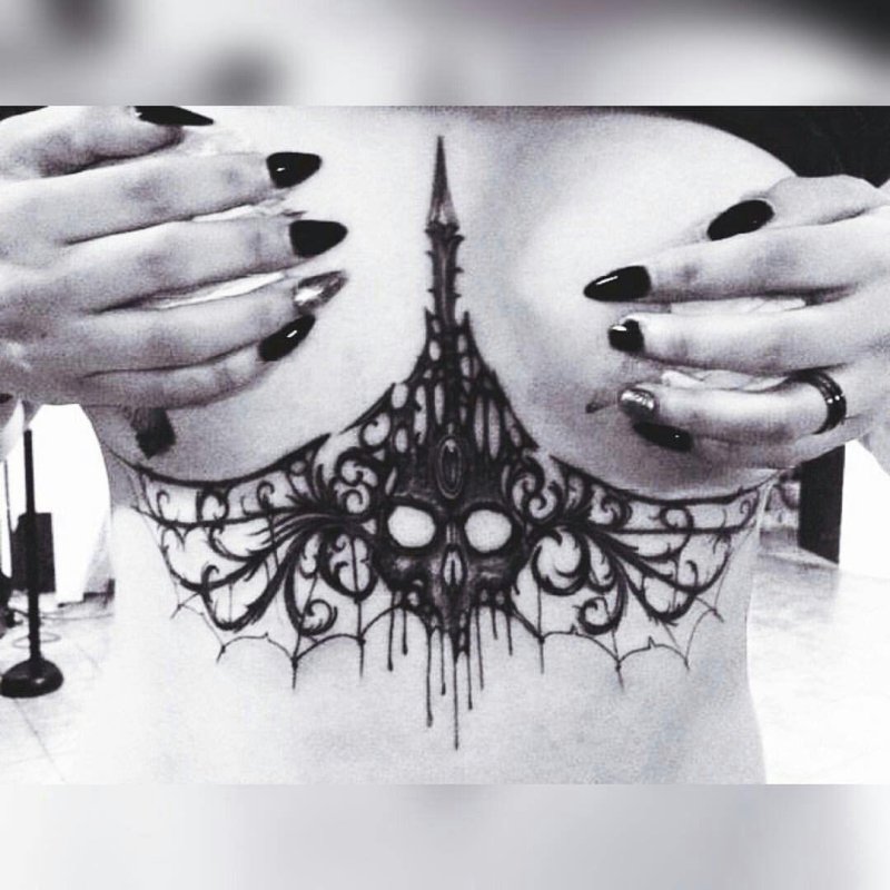 Тату под грудь