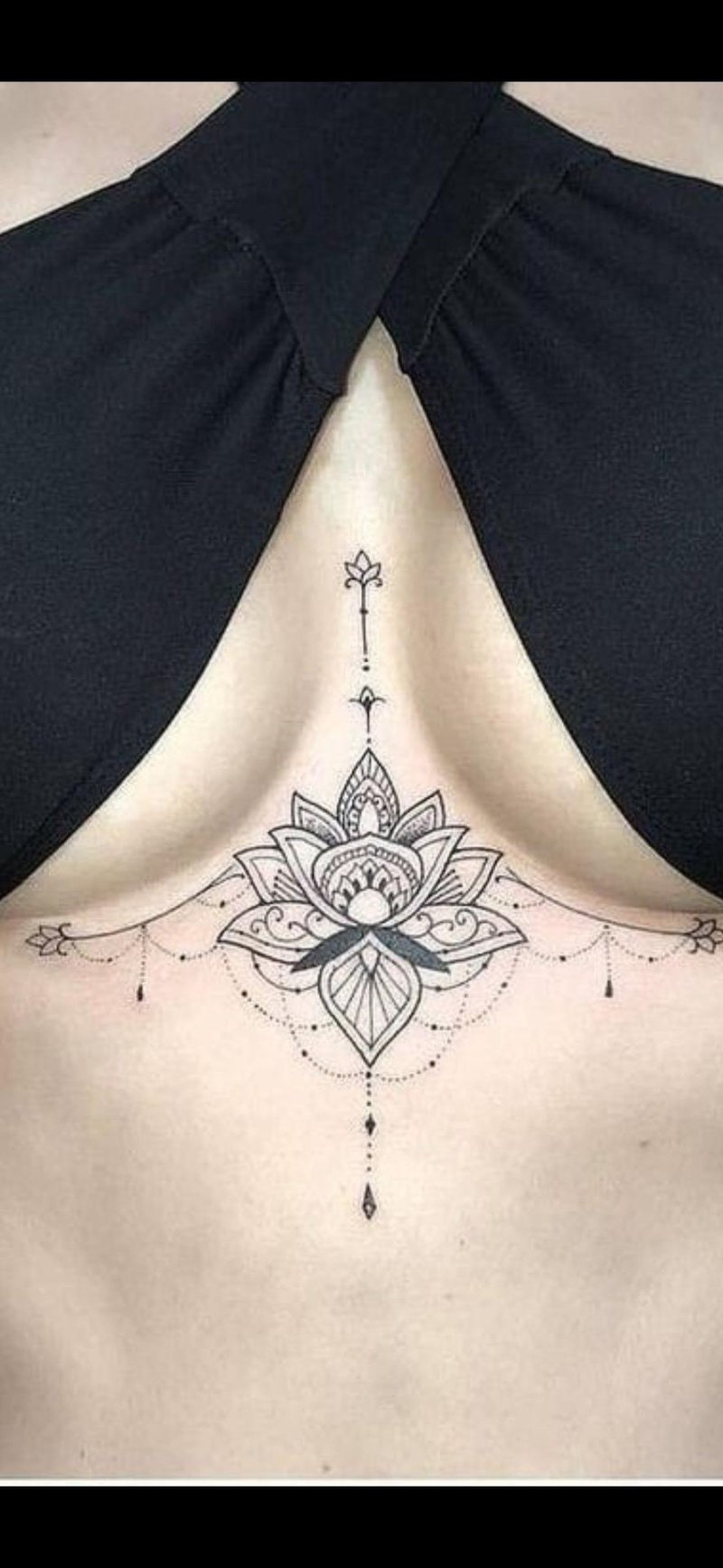 Тату лотос под грудью
