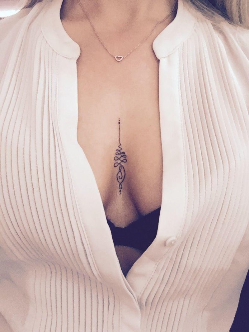 Татуировка между грудей