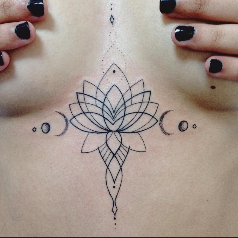 Тату лотос на груди