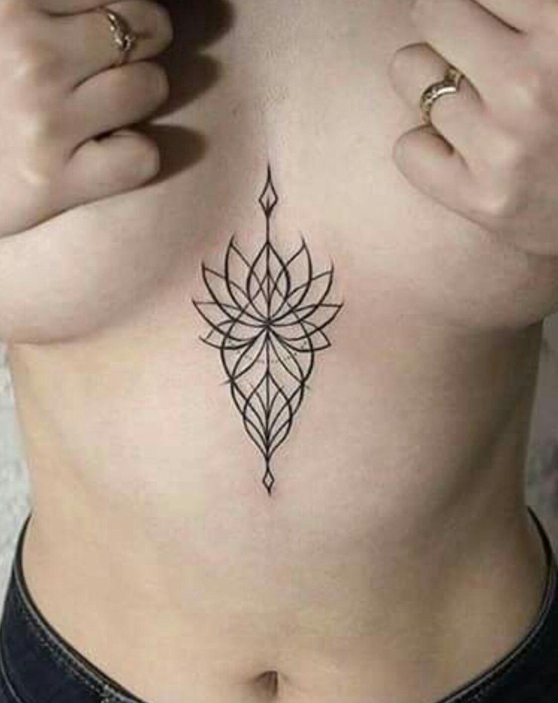 Тату лотос под грудью