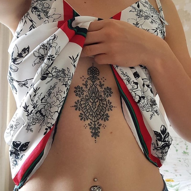 Тату между грудиной для девушек