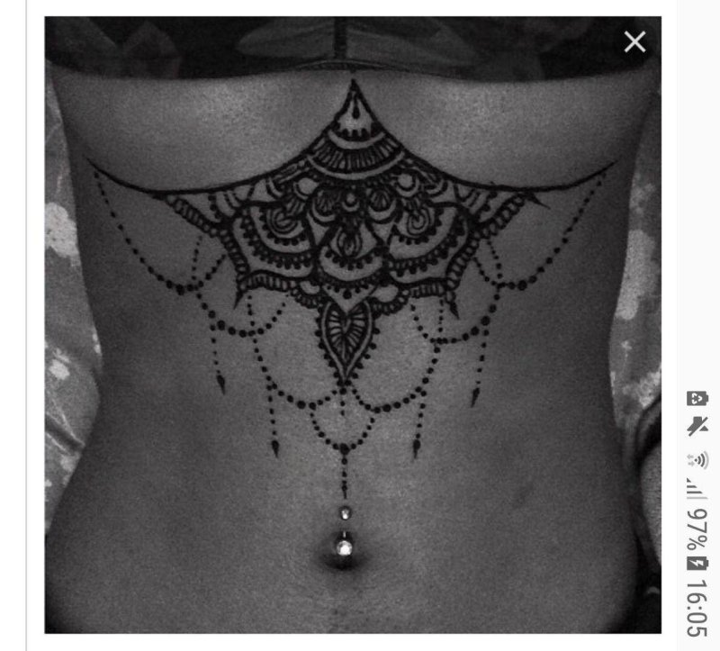Мехенди под грудью