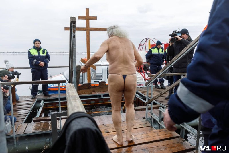 Крещенские купания голых женщин