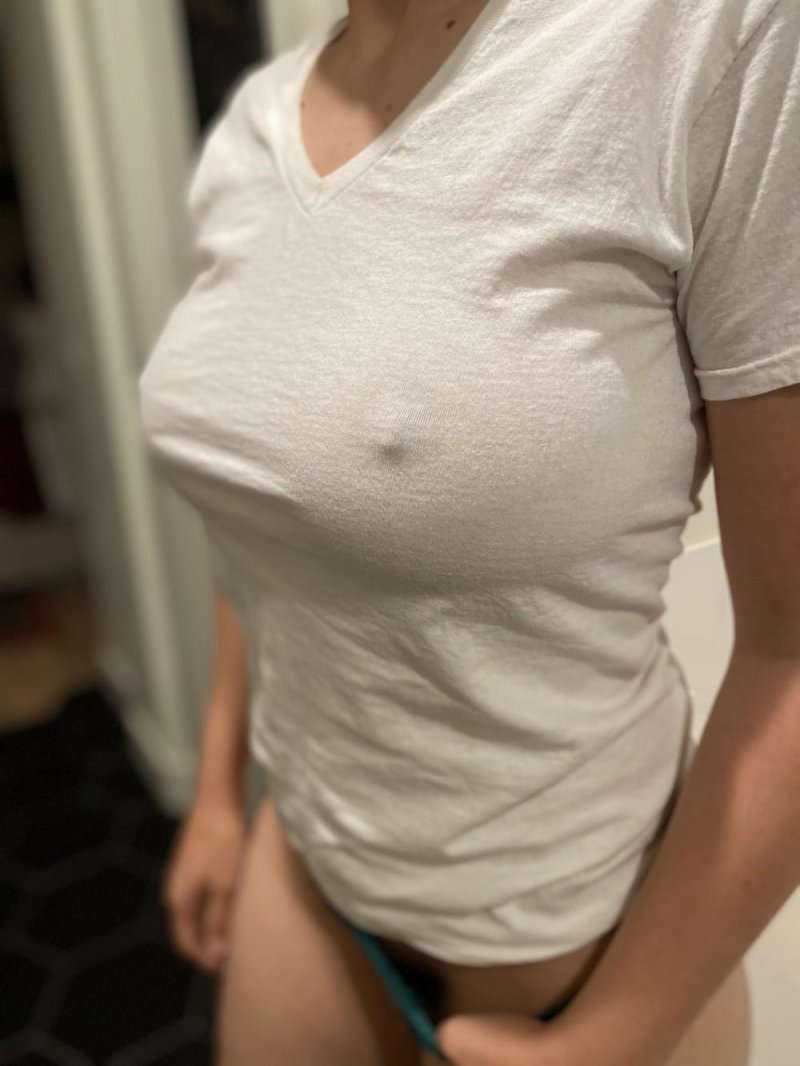 Фото девушек без лифчика