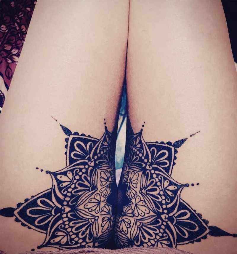 Тату между ног