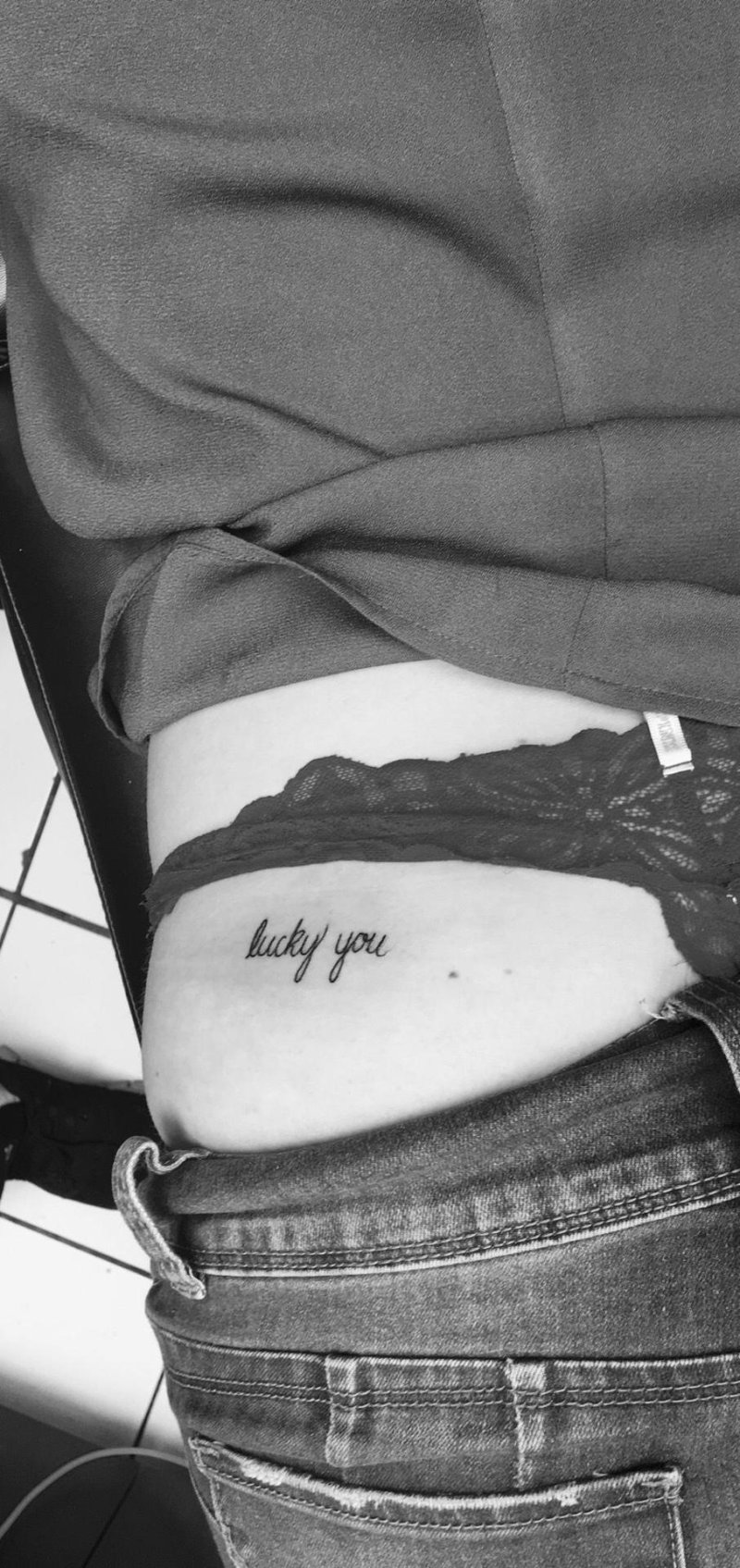 Тату надпись на бедре