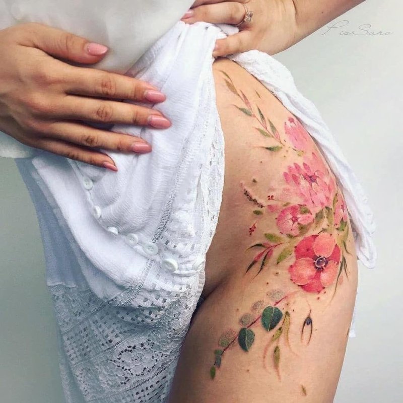 Тату на бедре