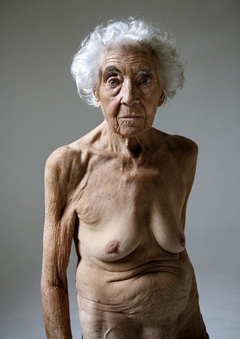 Голые сиськи старой бабки