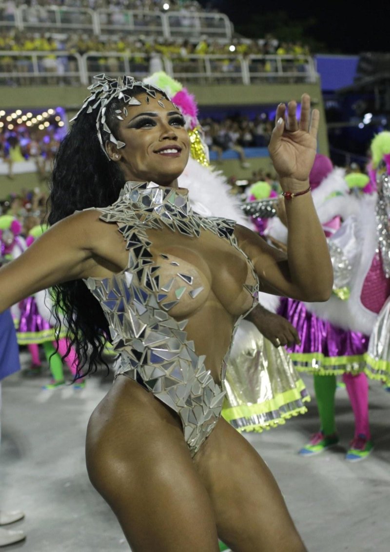 Бразильянки на карнавале в рио-де-жанейро