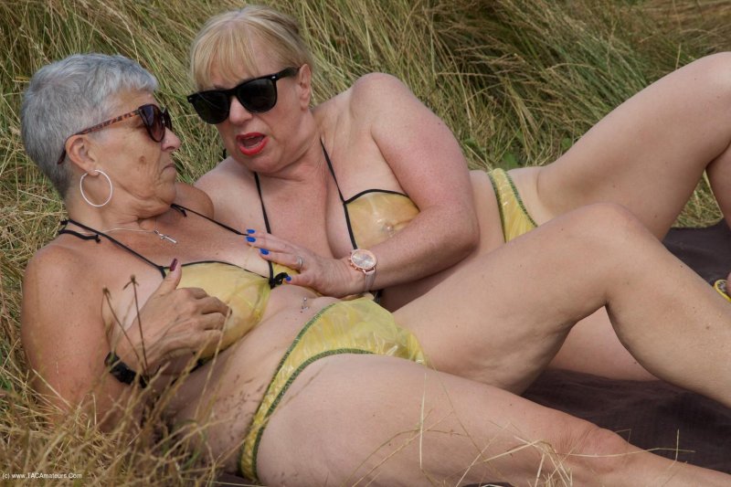 Голые старухи в купальниках