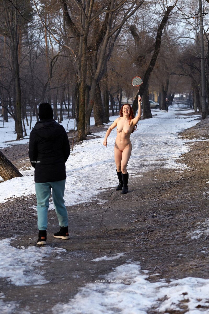 Голая на улице