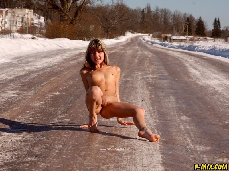 Девушки голышом на трассе