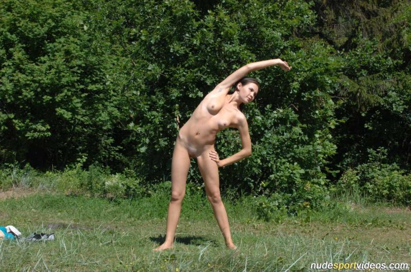 Голые гимнастки на природе