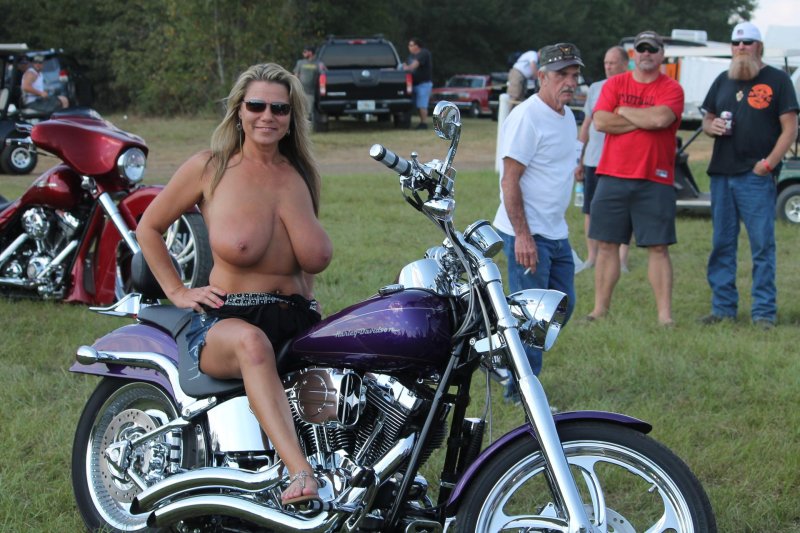 Sturgis motorcycle фестиваль сиськи