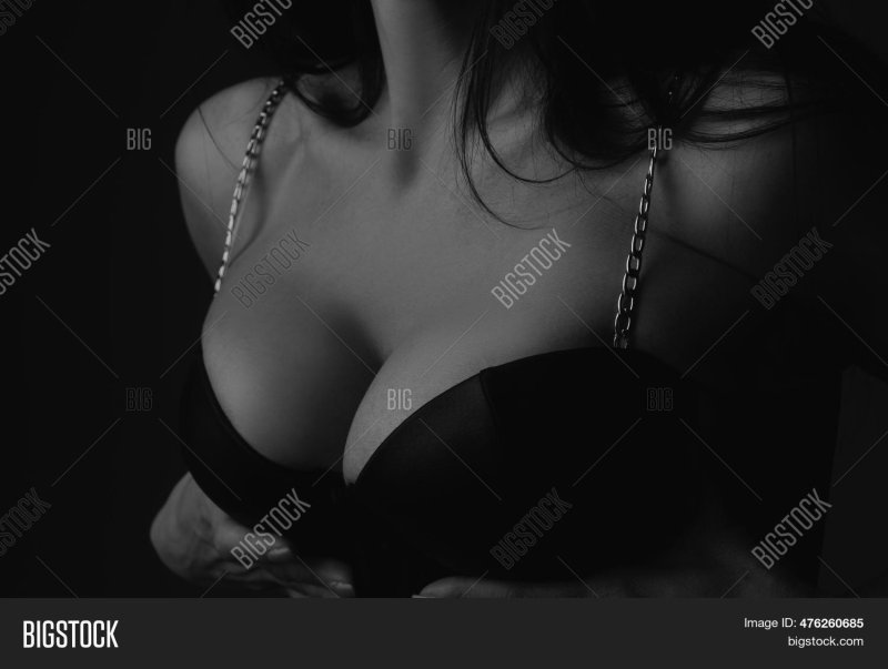 Большие сиськи в черном лифчике