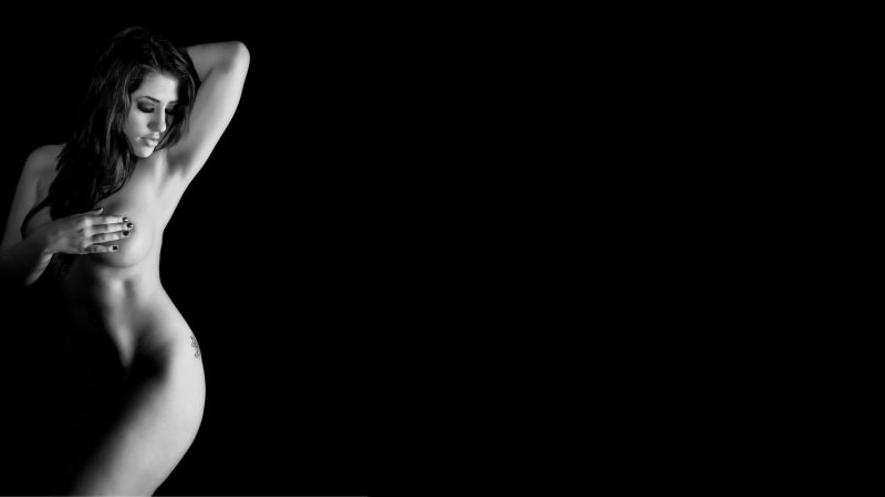 Голые девушки черно белые