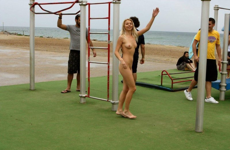 Разделась на спортплощадке