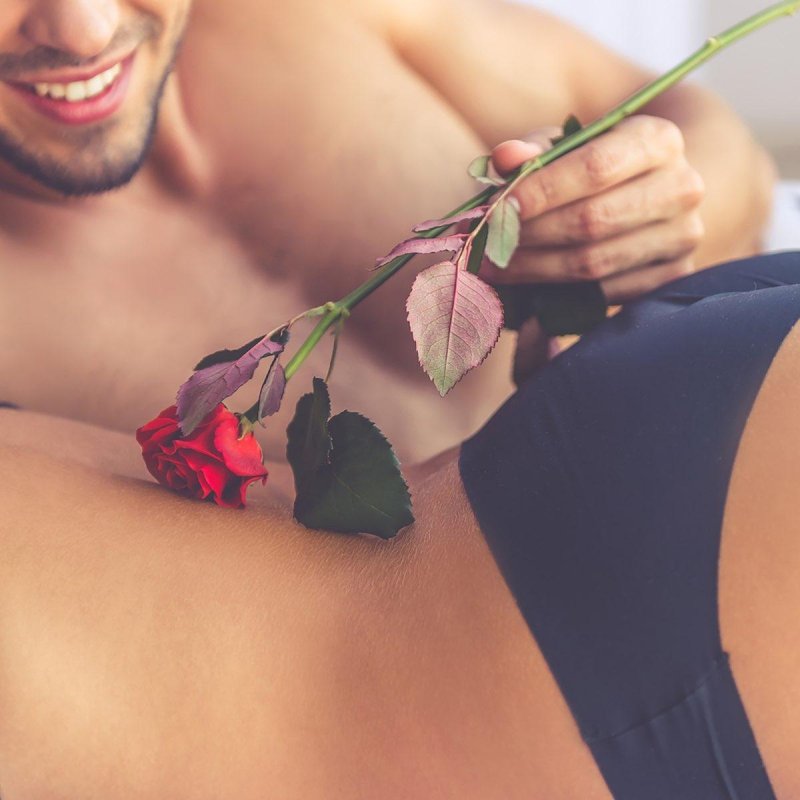 Мужчина с розами