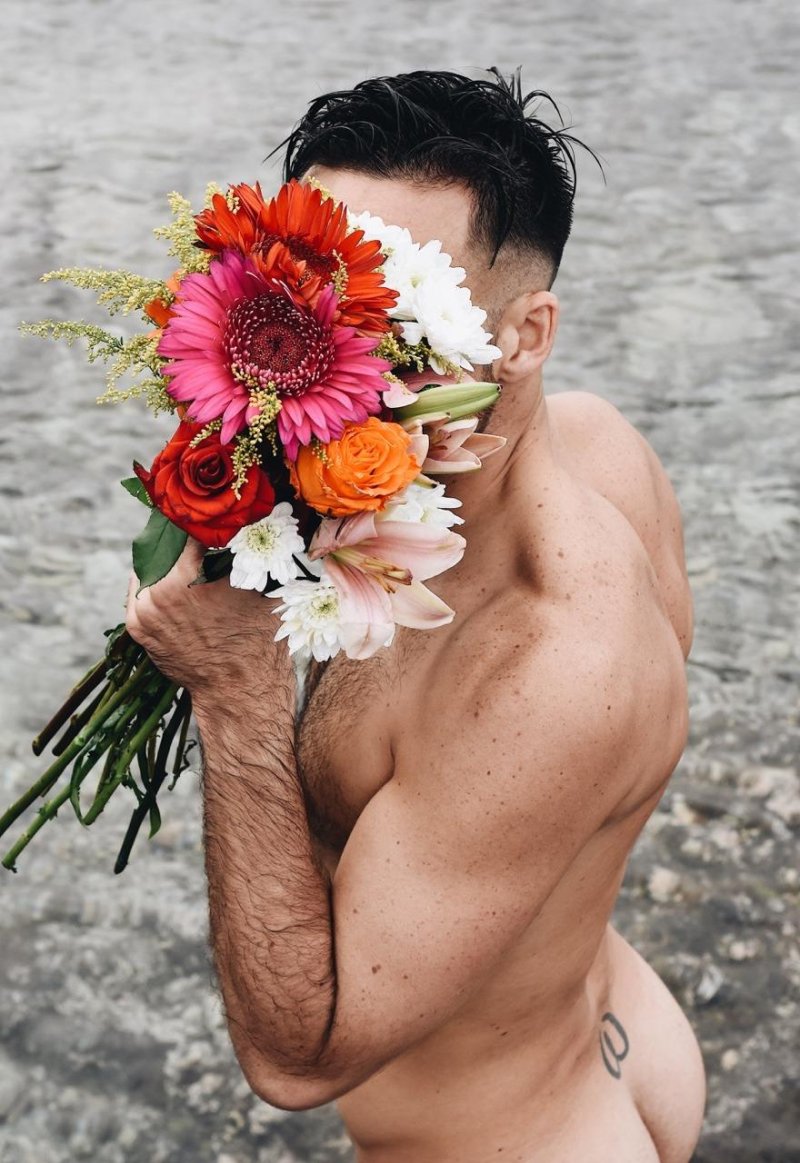 Мужчина с букетом цветов