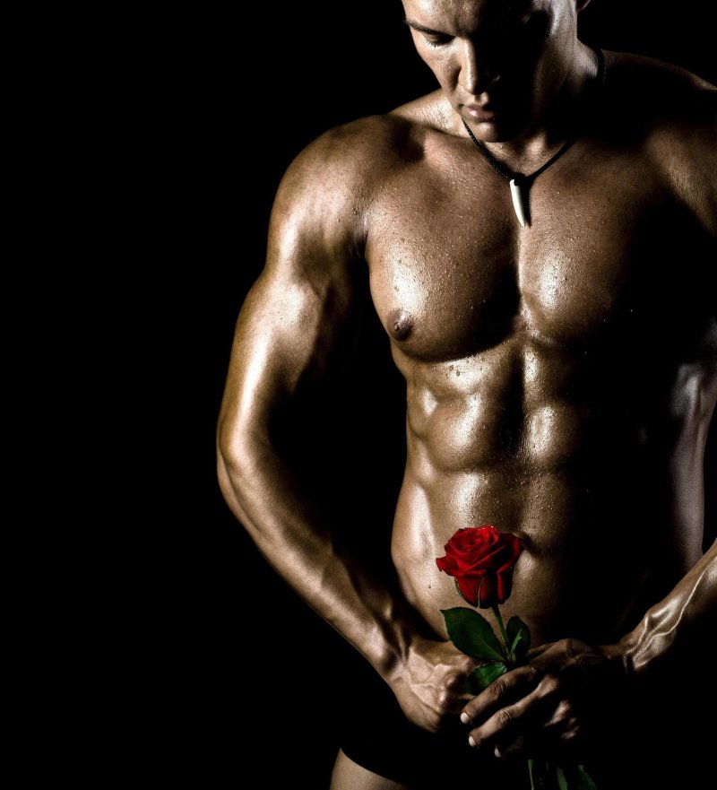 Мужчина с голым торсом и розой