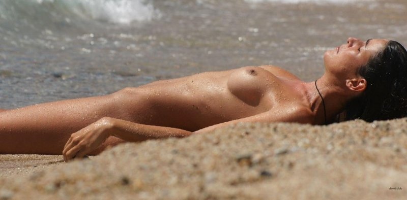 Девушки загорают топлес