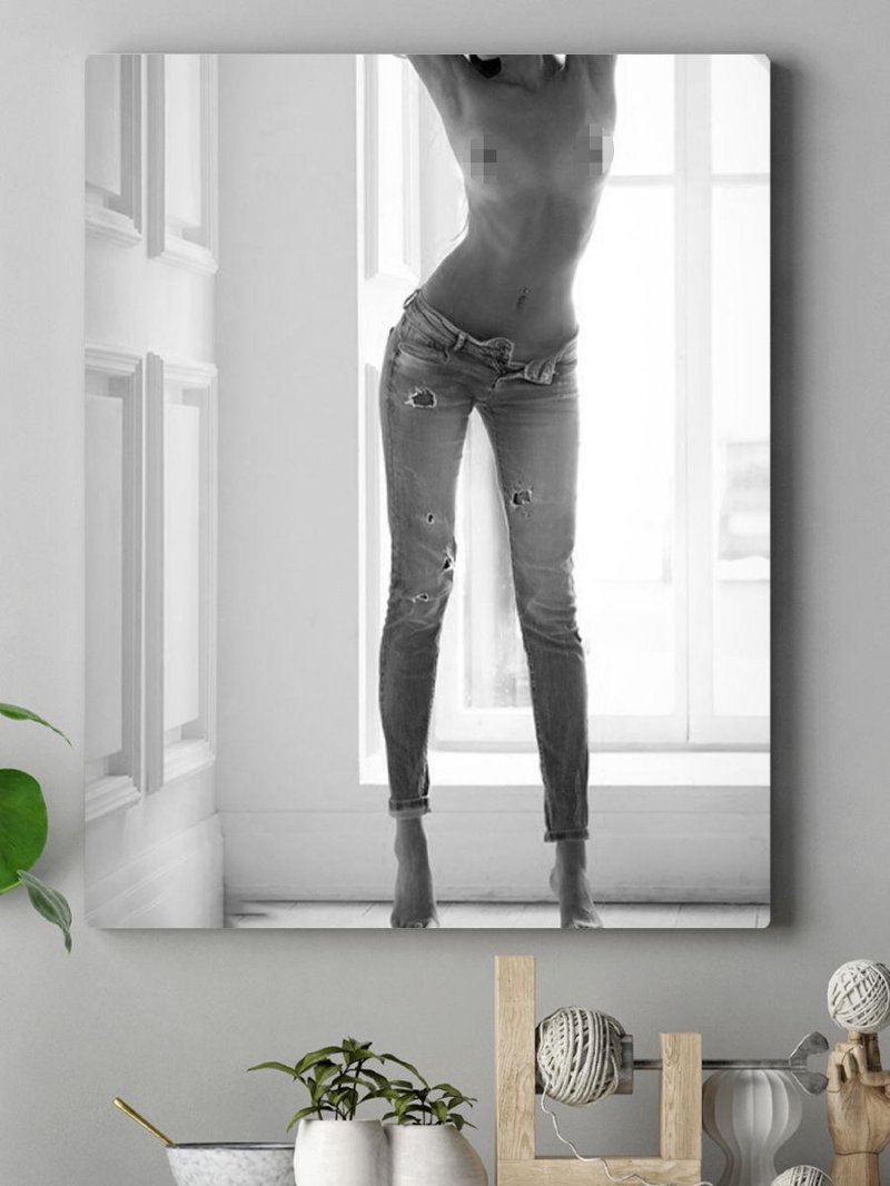 Девушка в джинсах топлесс