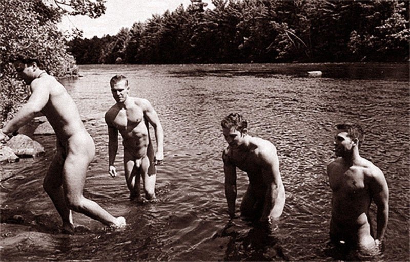 Голые мужики на речке