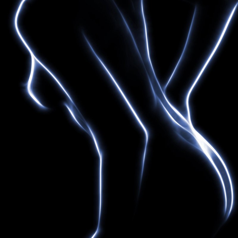 Тело на черном фоне