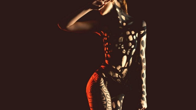 Женское тело на черном фоне