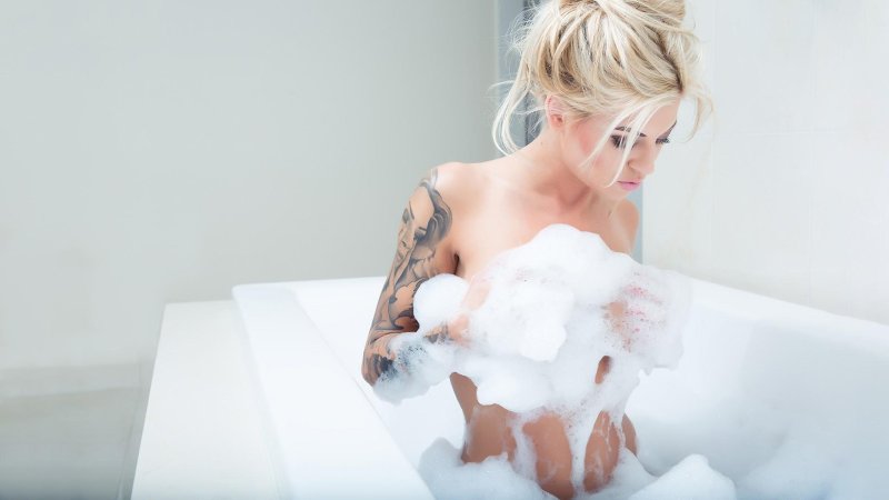 Девушка в пене