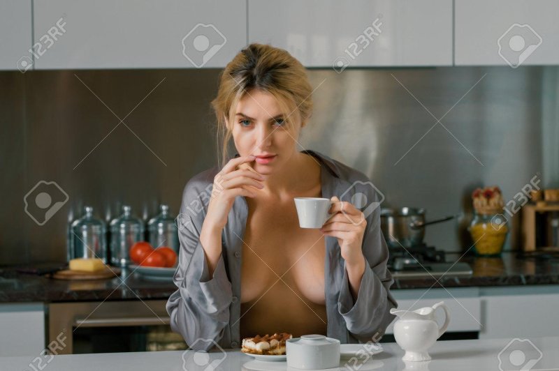 Голая жена на кухне