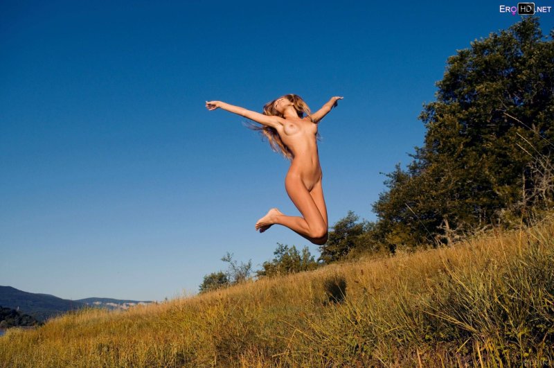 Девушка в прыжке