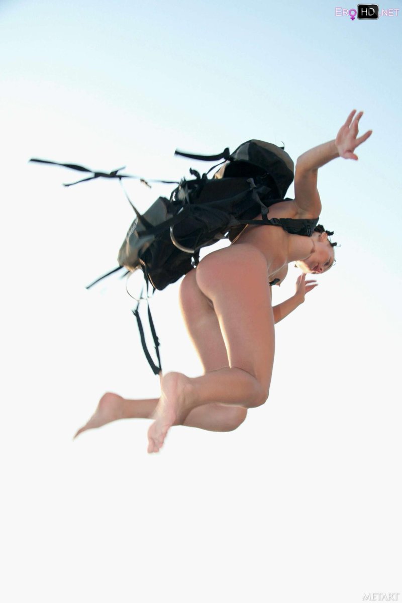 Голые женщины прыгают с парашютом