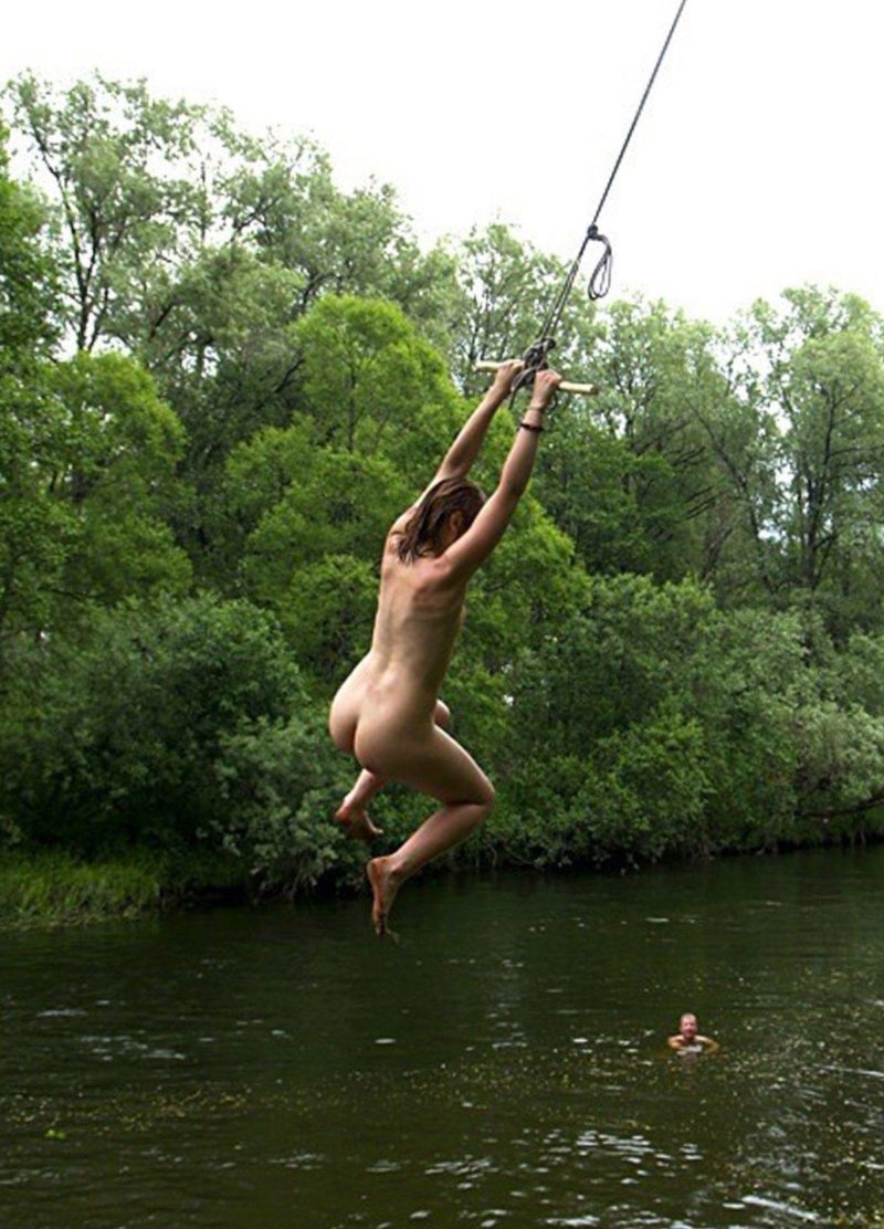 Девушка ню на тарзанке