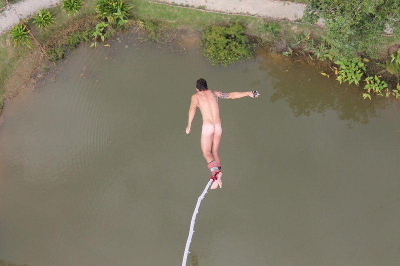 Прыжки с тарзанки в воду