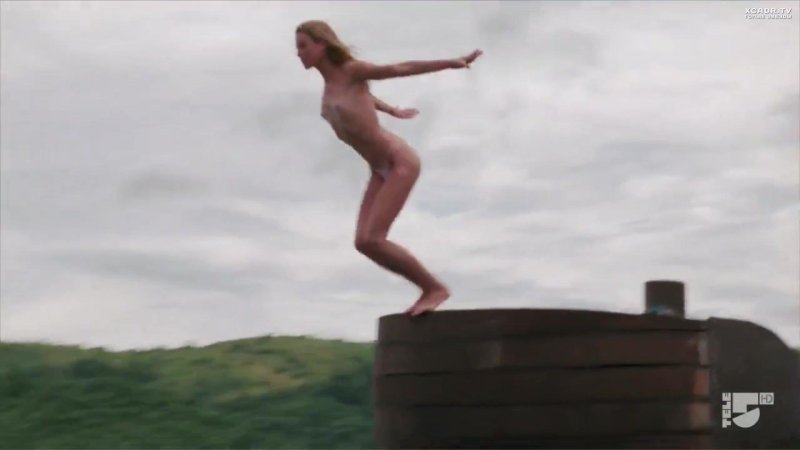 Девушка прыгает в воду