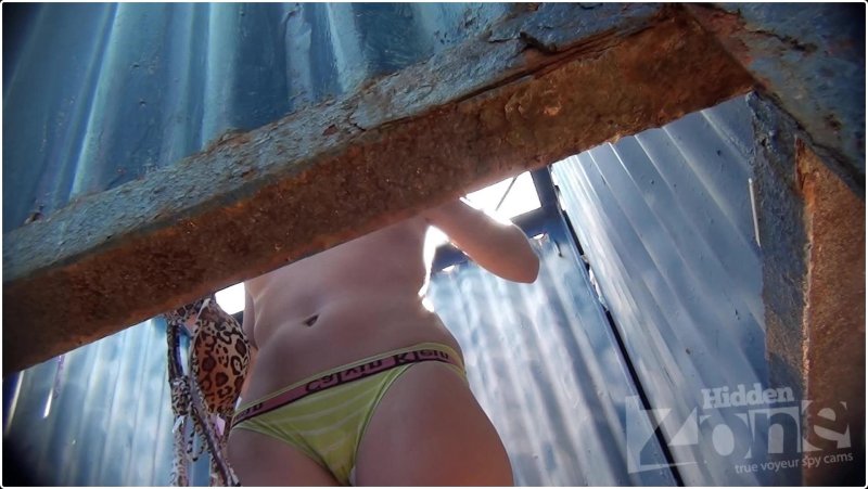 В пляжной кабинке